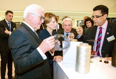Bundespräsident Frank-Walter Steinmeier und Ehefrau Elke Büdenbender überzeugen sich vom innovativen Carbonbeton bei ihrem Besuch an der TU Dresden