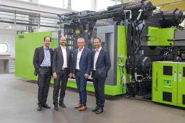 From left to right: Dr. Norbert Müller (Head of the ENGEL Technology Centre for Lightweight Composites), Dr. Michael Emonts (Managing Director of the Aachen Center for Integrative Lightweight Production (AZL) of RWTH Aachen University), Rolf Saß (General Manager of ENGEL Deutschland GmbH) and Dr. Christoph Steger (Chief Sales Officer at ENGEL Holding). 