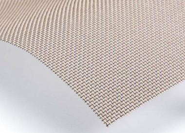 Smarte Gewebekonstruktionen wie Glashybridbänder von GKD kombinieren einen monofilen Metallschuss mit multifilen Fasern in der Kette.