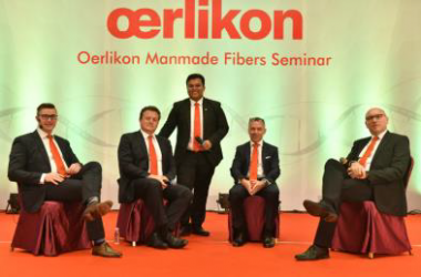 Michael Roellke, Volker Schmid, Jochen Adler und André Wissenberg (von links nach rechts) bei der Podiumsdiskussion zusammen mit Sudipto Mandal aus der indischen Niederlassung.