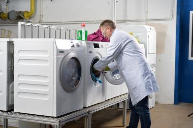 Hochschule Niederrhein: Projekt gegen textilbasiertes Mikroplastik legt Ergebnisse vor
