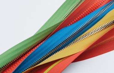 Recycled polyester becomes a production standard for zips' tapes: a new step in Riri Group’s green path.