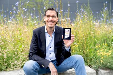 Alexander Hahn, CEO & Gründer Deutsche Lichtmiete AG mit dem Deutschen Award für Nachhaltigkeitsprojekte 2021.