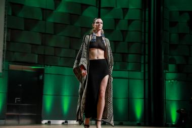 Ein Outfit aus der Strick-Kollektion "MOTIRÕ" von Gabriela Paranhos Lopes, inspiriert von Körperbemalungen und Kunsthandwerk brasilianischer Urvölker. 