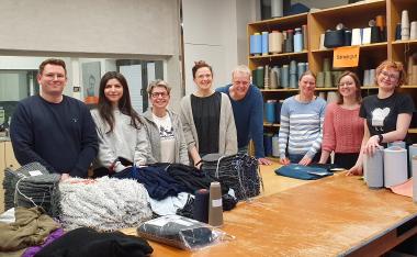 Das Team des FTB der Hochschule Niederrhein zu Besuch bei der Firma Bache Innovative, mit der es im Rahmen von „KnitCycle“ Recycling-Versuche durchführt. Dazu wurden erste textile Produktionsabfälle klassifiziert und sortiert. 