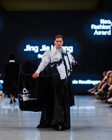 Ein Outfit aus der Kollektion „SUIYAN CAI“ von Jing-Jie Huang auf der NEO.Fashion. im Rahmen der Berlin Fashion Week 2024