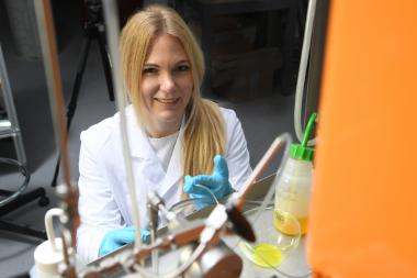 Empa researcher Edith Perret is developing special fibers that can deliver drugs in a targeted manner.