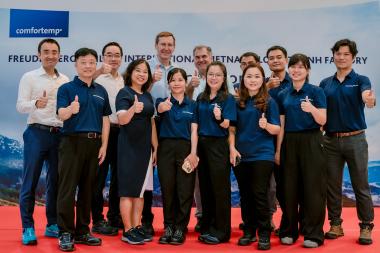 Einige Mitglieder von Freudenberg Performance Materials Apparel am neuen Standort in Vietnam mit Top-Managern bei der Einweihung. 