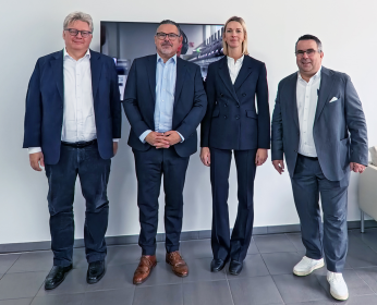 (von links:) Christian Prause, CFO AUNDE Group, Ronald Bornée, Mitglied der Geschäftsleitung PreZero Deutschland, Dr. Inga Noll, Produktmanagerin Textilrecycling PreZero Deutschland, und Peter Bolten, CEO AUNDE Group