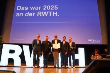 Die Gewinner mit Urkunde (von links nach rechts: Maximilian Mohr, ITA-Institutsleiter Professor Dr. Thomas Gries, Dr. Sascha Schriever, Dr. Christian Schwotzer, Dr. Jens Hofer)
