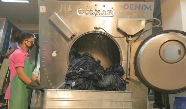 Waschvorgang in der Jeans-Produktion
