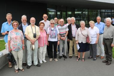 Die ehemaligen TIS-Studierenden mit Anhang beim Besuch des Campus Krefeld Süd