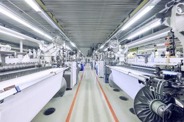 Neue Verfahren wie die nachhaltige Stoffausrüstung Eco Soft werden am Standort der Getzner Textil AG in Bludenz entwickelt und umgesetzt (im Bild: die Weberei von Getzner Textil).
