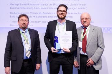 The lucky winner with the certificate, from left to right: Professor Jens Ridzewski (AVK), Sven Schöfer (ITA), Dr Rudolf Kleinholz (AVK)