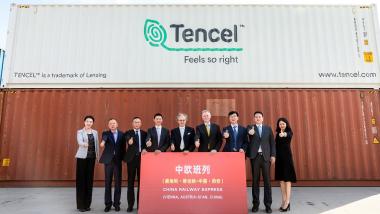 Ziel erreicht: Erster direkter Komplettzug mit österreichischen TENCEL™ Fasern kommt nach 16 Tagen in China an