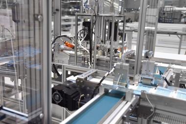 With the PFAFF 4520, engineers and technicians from PFAFF have designed a full-automatic production line (CE compliant) for processing multi-layer disposable masks, which meets the requirements of "German engineering" in a unique way. 