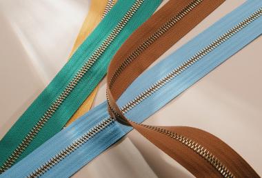 Recycled polyester becomes a production standard for zips' tapes: a new step in Riri Group’s green path.