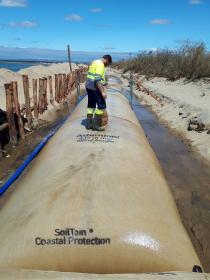 Huesker: Küstenschutz mit geotextilen Containersystemen