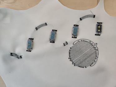 The textile skin of the electronic “sea animal” carries smart sensors. The four modules with their cases and connector boards are coupled by a special bus system and can communicate with divers via the depicted touchpad.