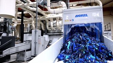 Sortierte und zerkleinerte Textilabfälle zur Weiterverarbeitung in Zerreißmaschine.