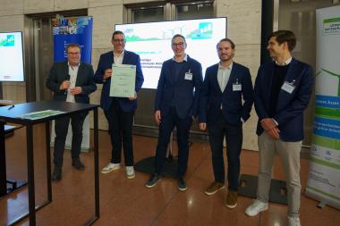 Presentation of the certificate for 1st place in the business plan competition KEUR.NRW 2023 to the RWTH start-up SA-Dynamics; from left to right: Oliver Krischer (Minister for the Environment, Nature Conservation and Transport of the State of NRW), Sascha Schriever (SA-Dynamics); Maximilian Mohr (SA-Dynamics); Jens Hofer (SA-Dynamics); Christian Schwotzer (SA-Dynamics)