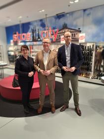 Eva Maria Schaffner und Marc Leinweber empfingen SPD-MdB Alexander Bartz (Mitte) zu einem Austausch bei Shoe City in Berlin.