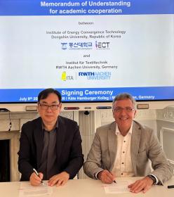 Professor Dr Chun-Shik Kim and Professor Dr Thomas Gries sign the cooperation agreement (from left to right).