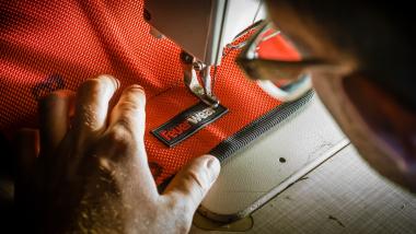 Nähen in der Feuerwear Manufaktur