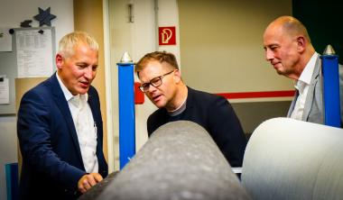 TITK-Direktor Benjamin Redlingshöfer beim Rundgang mit dem Ostbeauftragten der Bundesregierung, Carsten Schneider, und dem Thüringer Wirtschaftsminister Wolfgang Tiefensee (v.l.n.r.).