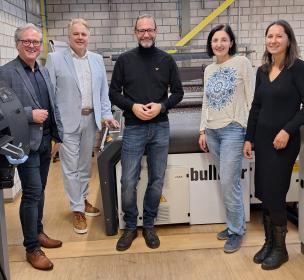 bullmer GmbH stiftet TEXOVERSUM Fakultät Textil neuen Cutter