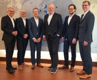 Von links nach rechts: Dr. Markus H. Ostrop (General Counsel/Chief Human Resources Officer), Dr. Timo Hammer (stv. Vorsitzender der Geschäftsführung), Armin Keicher (Leiter Finanzen und Verwaltung/CFO), Prof. Dr. Stefan Mecheels, Martin Cieslik (Global Head of Marketing & Sales) und Dr. Stefan Droste (Vorsitzender der Geschäftsführung).