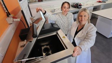 Dr. Alana James und Dr. Kelly Sheridan, Foto aufgenommen im FibER Hub