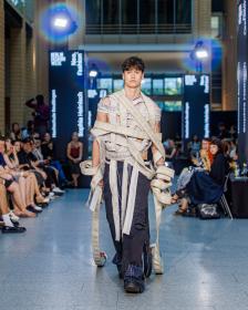 Look aus der Kollektion „Threads of Unity“ von Sophia Heinisch, gezeigt im Rahmen der Neo.Fashion auf der Berlin Fashion Week 2025.