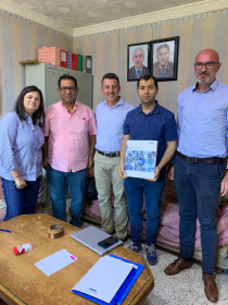 Vertragsunterzeichnung bei SNC Kherib in Bejaia, Algerien. Von links nach rechts: Caterina Potenza (Sales Agent), Farid Kherib (Gründer von SNC Kherib), Nicolas Canas (ANDRITZ Area Sales Manager), Smail Kherib (General Manager von SNC Kherib), Arnaud Laroche (ANDRITZ Head of Sales Spunlace)