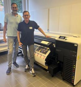 Prof. Dr. Mathias Muth und Dipl.-Ing. Joachim Rees vor dem neuen Epson Digitaldrucker.