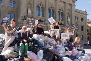 Berg von Alttextilien vor dem Schweizer Bundeshaus