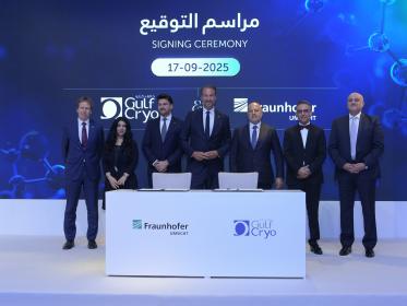 Peter Sauer (Stellvertretender Deutscher Botschafter in Kuwait), Nouf Ali Behbehani (Amtierende Generaldirektorin der Umweltbehörde), Dr.-Ing. Sebastian Stießel (Business Developer Green Hydrogen Fraunhofer UMSICHT), Prof. Dr.-Ing. Manfred Renner (Institutsleiter Fraunhofer UMSICHT), Amer Huneidi (Vorstandsvorsitzender, Gulf Cryo), Dr. Muhammad Muhammadieh (Vice President Großindsutrie, Gulf Cryo), Abdallah Dalab (Leiter Strategische Beziehungen, Gulf Cryo)