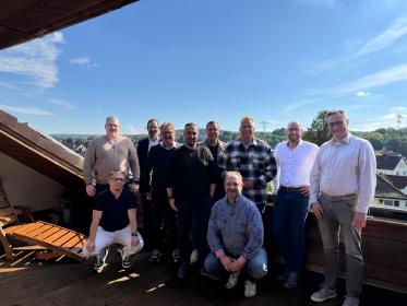 Im Bild v.l. hintere Reihe: Michael Geimer (ETOS), Dr. Matthias Will (Horn-Company), Thomas Rosemann (ETOS), Uwe Elst (SABU), Patrick Abend (Wortmann), Sönke Padberg (BTE), Thorsten Fritsch (ECC), Patrick Weigang (Wortmann)  Vorne v.l.: Ronny Heinemann, Roman Degenhardt (beide Der Schuhladen) Es fehlt: Marcus Höhne (Schuhhaus Hittcher)