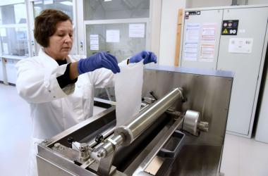 Ausrüstung eines Gewebes an einem Labor-Foulard.