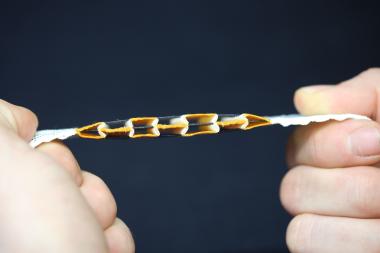 Gespanntes auxetisches Gewebe mit einer Wirkungsrichtung.