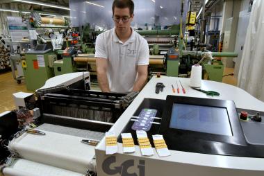 Musterwebmaschine, auf der die Gewebe produziert wurden.