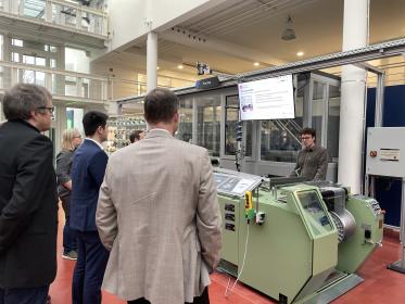 ITA-Doktorand Florian Pohlmeyer demonstriert den offenen sicheren Datenraum live vor interessierten Besuchern