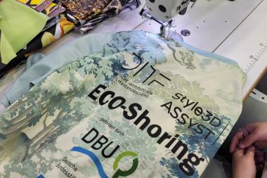 Erstes Probe-Design: Die Deutschen Institute für Textil- und Faserforschung (DITF) haben produkt- und materialspezifische Nähte und Klebungen an einem eigens designten DBU-Shirt ausgetestet.