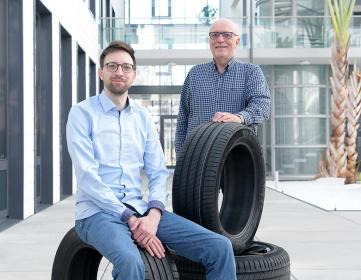 Dr.-Ing. Christoph Burkhart, Geschäftsführer der VTT GmbH, mit Dr. Klaus Dreßler, Leiter des Bereichs Mathematik für Fahrzeuge, Systeme und Anlagen.