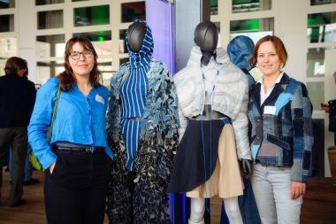 Die wissenschaftlichen Mitarbeiterinnen Madita Fischer und Sylvie Hiemenz präsentieren nachhaltige studentische Arbeiten – zuvor gezeigt auf der Neo.Fashion Berlin. 