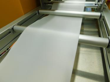 Flachfolienextrusion eines biobasierten Blends aus PBSA/PLA im Verarbeitungstechnikum Schwarzheide am Fraunhofer IAP.