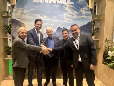 V.l.n.r.: Yusuf Azrak, Sales Agent Ilyas F. Azrak A.S.; Tobias Schäfer, Vice President ANDRITZ Nonwoven & Textile; Sami Azrak, Sales Agent Samec; Zafer Kutanoglu, Chairman of Aksan Kozmetik A.S.; Servet Gerz, General Manager of Aksan Kozmetik A.S. 