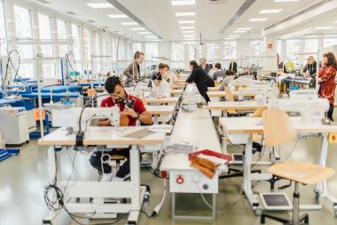 Der fünfte R(h)einTex-Textilstammtisch findet am 16. Juli 2026 an der Hochschule Niederrhein am Campus Mönchengladbach statt.