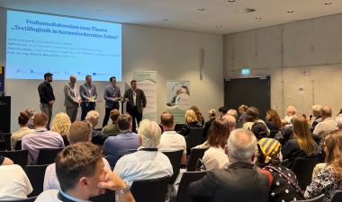Beim 8. Textillogistik-Forum trafen sich 75 Vertreter:innen aus Wissenschaft, Wirtschaft und Praxis zusammen, um aktuelle Entwicklungen, innovative Technologien und konkrete Lösungsansätze für die textile Wertschöpfungskette zu diskutieren.