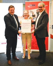 Staatsministerin Regina Kraushaar hat im Rahmen ihrer Sommertour durch Sachsen am 7. August den Fördermittelbescheid über 150.000 Euro an Prof. Dr. Stephan Kassel, Rektor der Westsächsische Hochschule Zwickau und Prof. Dr. Markus Krabbes, Rektor der DHSN Plauen | Duale Hochschule Sachsen übergeben.